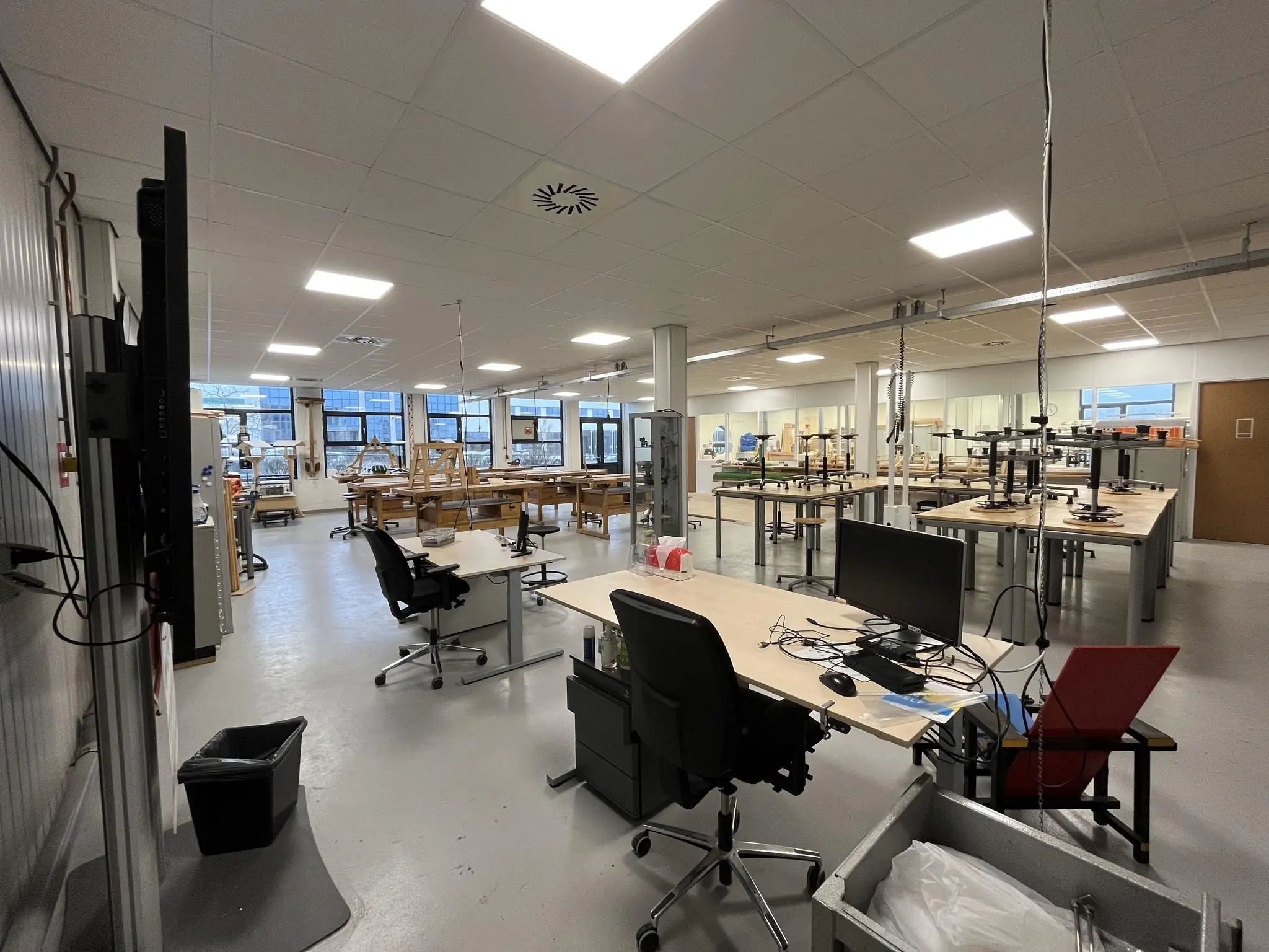 Modern en ruim technisch laboratorium aan de Niels Bohrweg met werkbanken, bureaus en apparatuur.